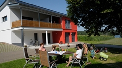 Fewo Zur schönen Aussicht - Sitzgruppe gegenüber der Villa Griesmühle