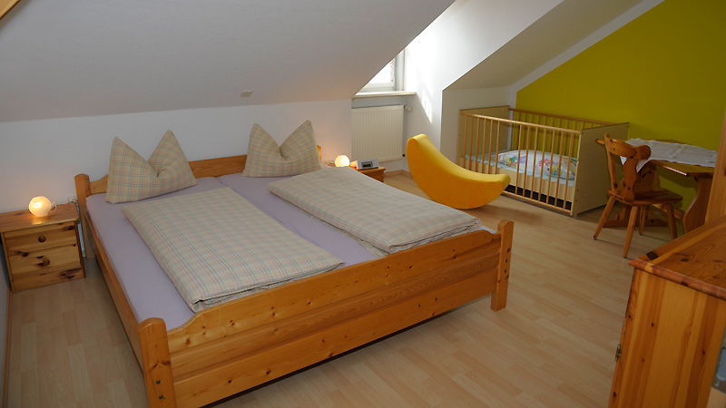 Fewo Schwalbennest - Schlafzimmer mit Doppel- und Kinderbett