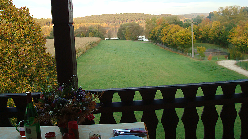 Fewo Seeblick - Blick vom Balkon auf den Igelsbachsee - goldener Herbst