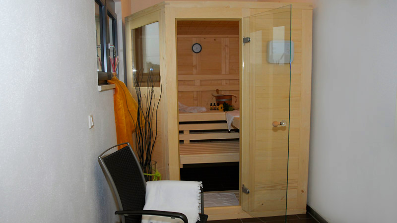 Sauna & Ruheraum - große Sauna mit Glastüre